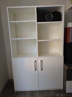 Knihovna, skříňka, dvířka a hrany v lesku, barva bílá