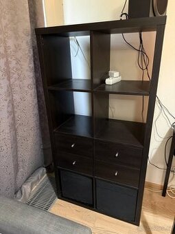 IKEA Kallax regál 4x2 + zásuvky + boxy, policový systém