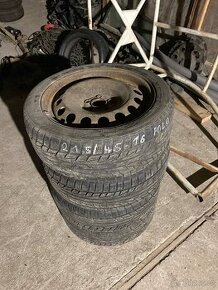 Zimní pneu s plechovými disky 215/45 R16