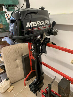 Závěsný lodní motor Mercury 5hp s dlouhou nohou.