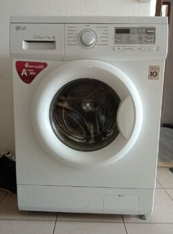 LG Automatická pračka na 7 kg s 13 programy F70B8QD