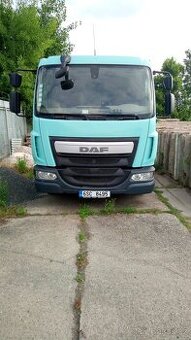 Nákladní automobil DAF LF 180 s hákem na ABROLL kontejner.