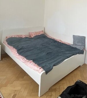 Dvoulůžková postel 140x200 cm z IKEA – téměř nová