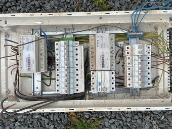 Jističe, elektroměr apod.