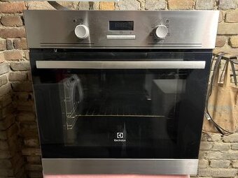 Electrolux  Vestavná trouba, plně funkční