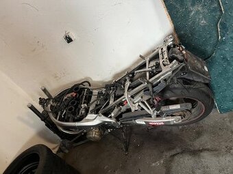 Prodám díly Honda CBR 600 f4i 2002