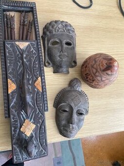 Prodam 2 masky na zed a,skrinku  a vyryvany suseny plod.