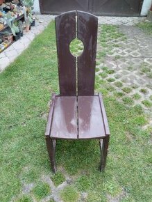 Starší dřevěné židle