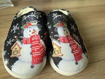 Stylové černé vánoční pantofle