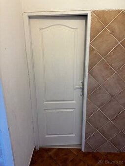 Interiérové bílé dveře plné