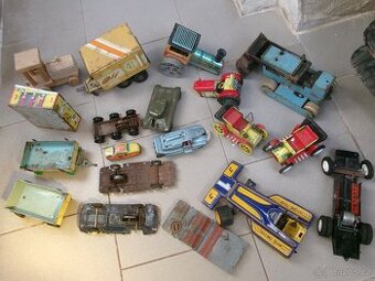 prodám hračku -plechová postýlka pro panenku - stahovací kov