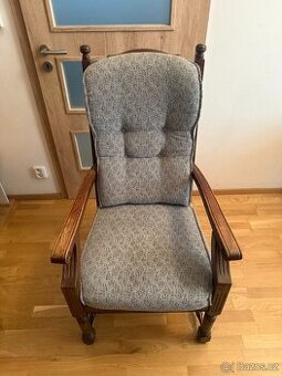 Starožtné dřeěné křeslo s čalouněním