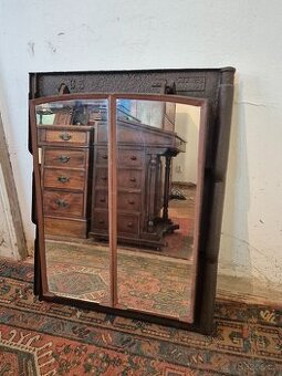 Starožitné litinové okno ze stáje přeměněné na unikátní zrca