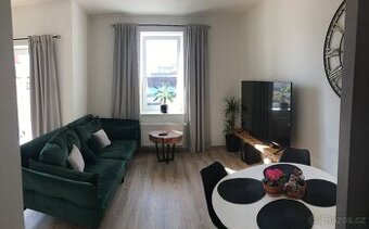 Smaragdově zelená pohovka