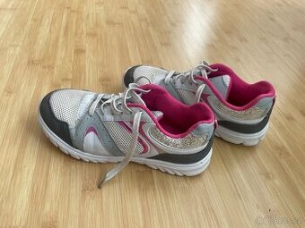 Dívčí tenisky zn. F&F - vel. 34