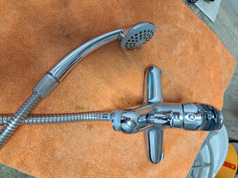 Baterie sprchová s tyčí a sprchou