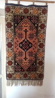 Prodám ručně vázaný vlněný koberec 130 x 70 cm