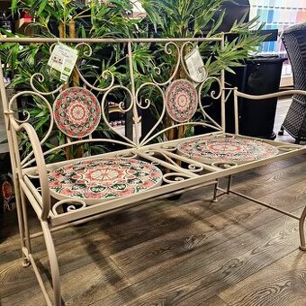 Zahradní kovová lavice s mozaikou