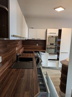 Kompletní rohová kuchyně vč. spotřebičů Whirlpool – Brno Líš