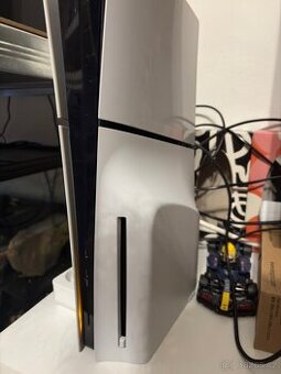 Playstation 5 slim s mechanikou a 2 ovladače