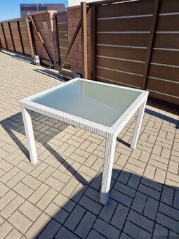 Zahradni stul z umeleho ratanu