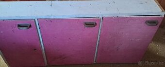 Staré nástěnné kuchyňské skříňky