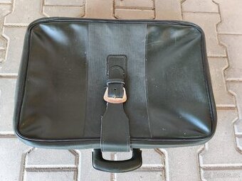 starožitný cestovní kufr s přezkou a zipem