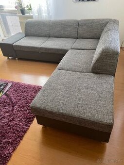 Šedý rohový gauč