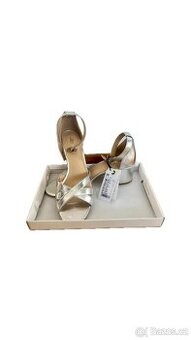 Sandále na podpatku značky CCC