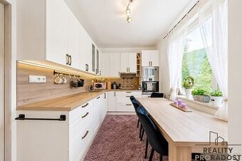 Pronájem stylového bytu 3+1 76 m2 s lodžií, garáží a zahrádk