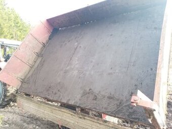 Sklápěcí přívěs za traktor.