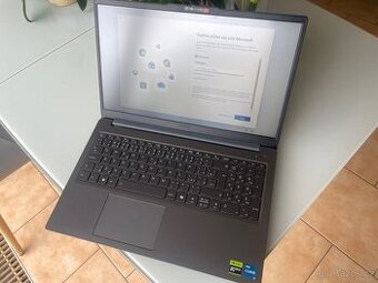 Herní notebook LOQ 15IAX9E