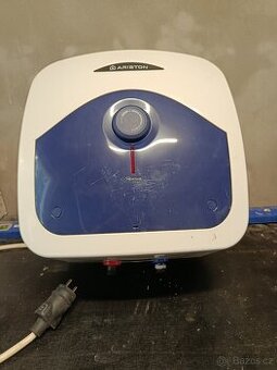 Prodám malý bojler / ohřívač vody Ariston 15l (nad umyvadlo)