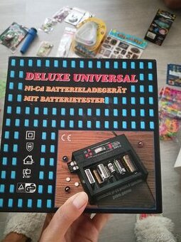 UNIVERZÁLNÍ NABÍJEČKA BATERII