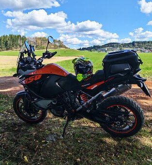 KTM adventure 1050