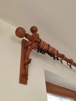 Ručně vyřezávané dřevěné garnýže
