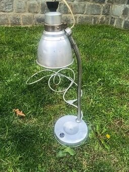 Starou stolní lampu