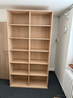 Knihovna a kancelářské stoly