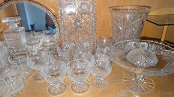 Sady nádobí z broušeného skla a porcelánu + zrcadlo