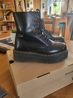 Boty na platformě Dr.Martens Jada