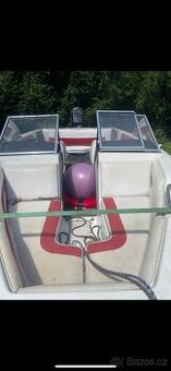 Motorový člun Rinker 181