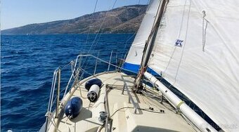 Plachetnice Bavaria 808 v Chorvatsku na vodě