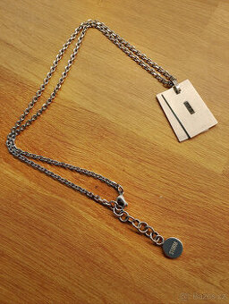 různé šperky a doplňky