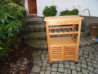 dřevěná kuchyňská skříňka