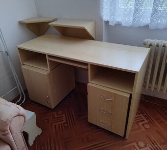 Psací stůl s kontejnery