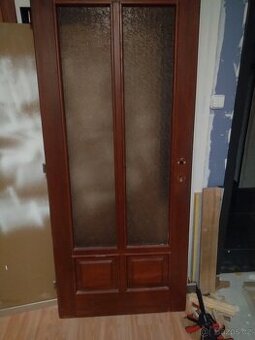dveře masiv ,nátěr kašta , sklo benátky