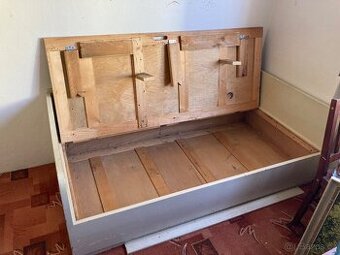 Postel s úložným prostorem