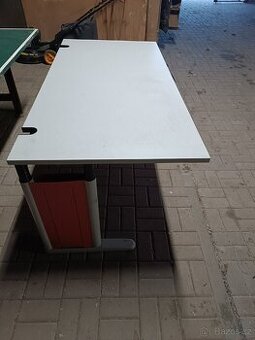 Kancelářský polohovací stůl
