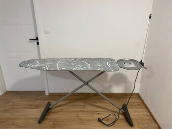 Žehlicí prkno s držákem na žehličku
