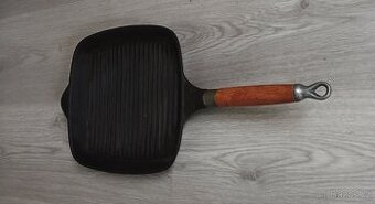 Dvě těžké litinové pánve